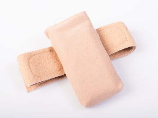 Adjustable hook-and-loop strap of thigh leg pouch
