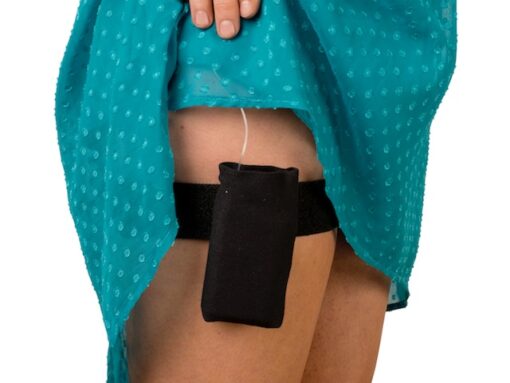 Medtronic leg pouch strapped around thigh with pump
